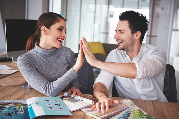 Pareja compartiendo una gran relación de trabajo