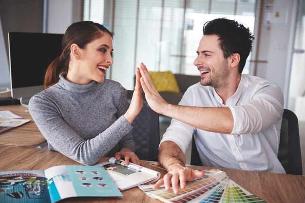 Pareja compartiendo una gran relación de trabajo