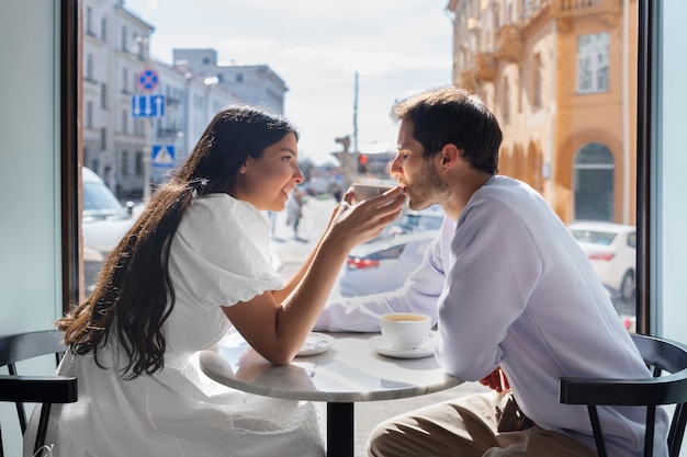 Foto gratuita pareja compartiendo tiernos momentos de intimidad pública