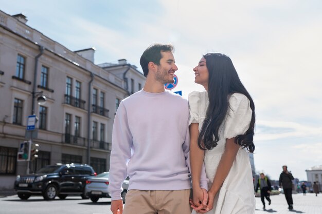 Pareja compartiendo tiernos momentos de intimidad pública