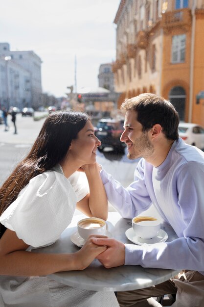 Pareja compartiendo tiernos momentos de intimidad pública