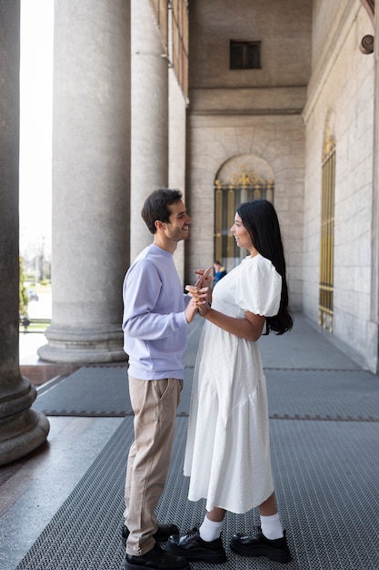 Pareja compartiendo tiernos momentos de intimidad pública