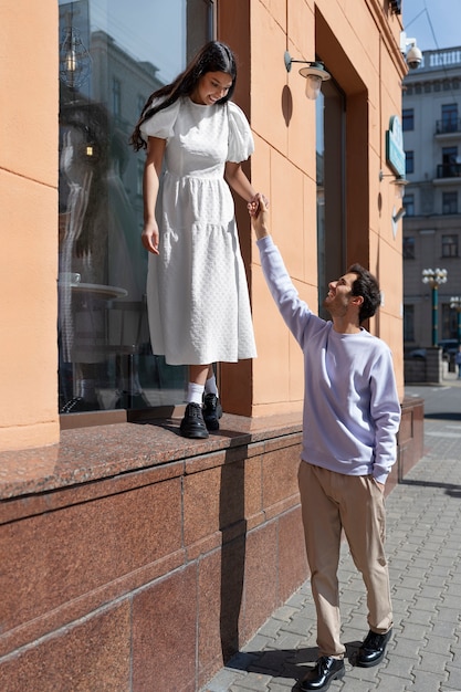 Foto gratuita pareja compartiendo tiernos momentos de intimidad pública