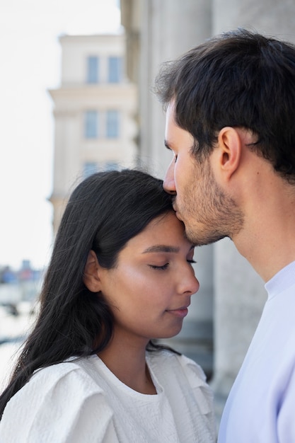 Foto gratuita pareja compartiendo tiernos momentos de intimidad pública