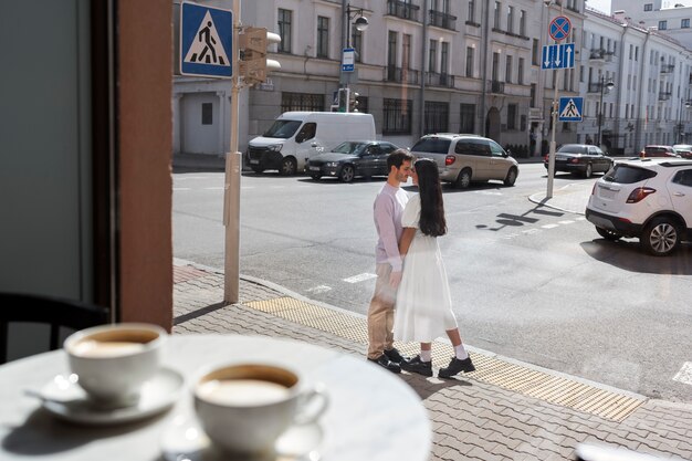 Pareja compartiendo tiernos momentos de intimidad pública