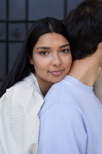 Foto gratuita pareja compartiendo tiernos momentos de intimidad pública