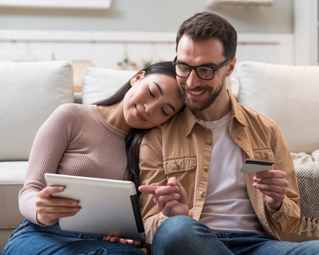 Pareja comprando en línea en tableta