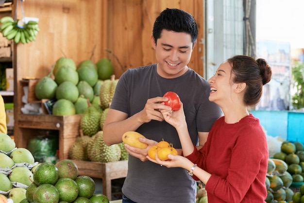 Pareja comprando víveres