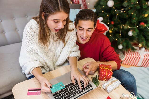 Pareja de compras en línea para Navidad