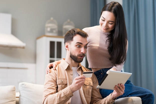 Foto gratuita pareja de compras en línea en tableta