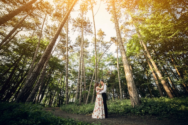 Pareja comprometida en un bosque de verano