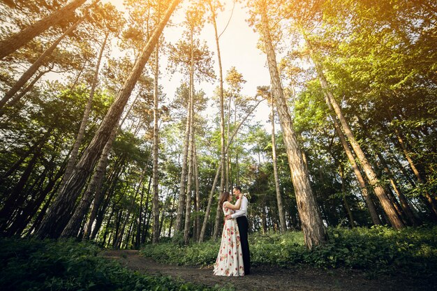 Pareja comprometida en un bosque de verano