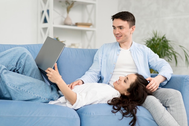 Pareja en la computadora portátil en casa