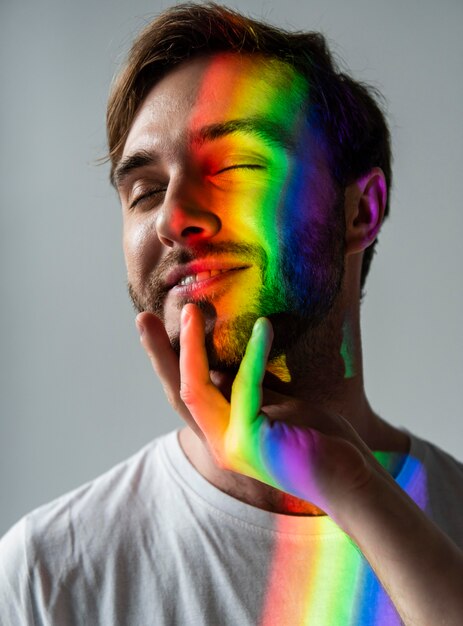 Pareja de la comunidad lgbt con el símbolo del arco iris