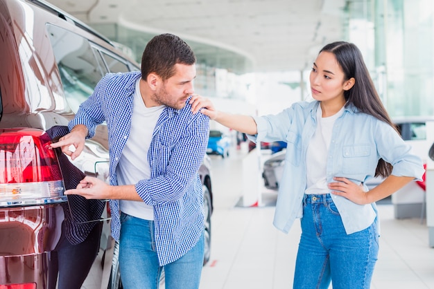 Pareja en concesionario de coches