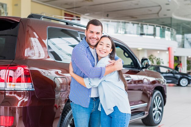 Pareja en concesionario de coches