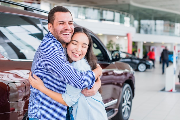 Foto gratuita pareja en concesionario de coches