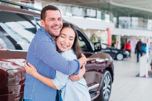 Pareja en concesionario de coches