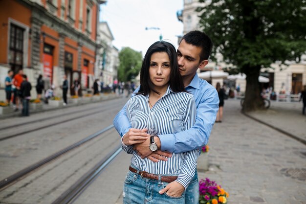 &quot;Pareja confidente abrazando en la calle&quot;