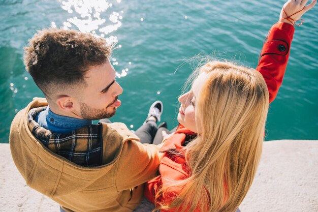 Pareja de contenido lúdico en el muelle