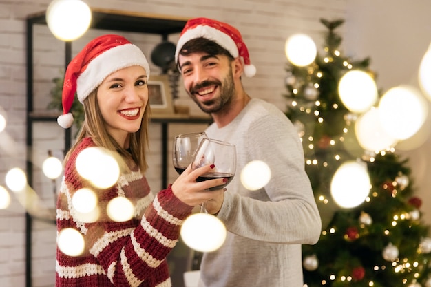 Pareja contenta en cena de navidad