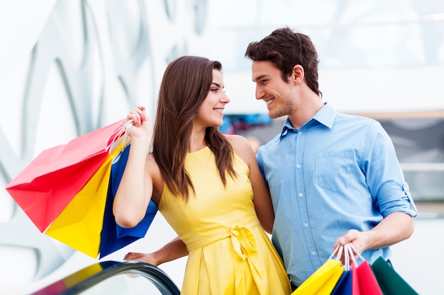 Pareja conversando sobre compras