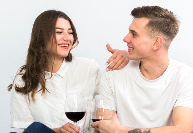 Pareja con copas de vino hablando