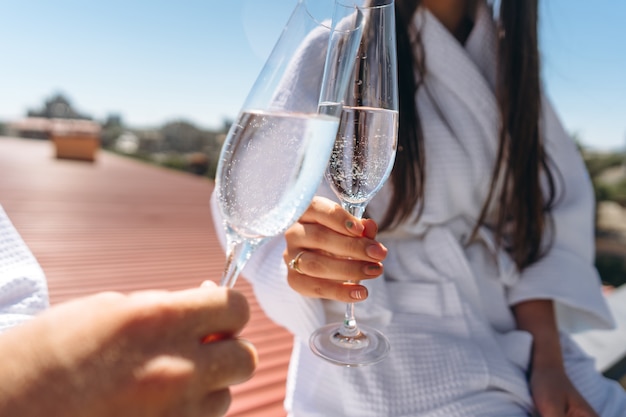 Pareja coqueteando con vino espumoso en un techo