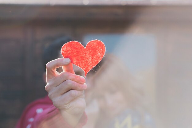 Pareja con corazón de papel