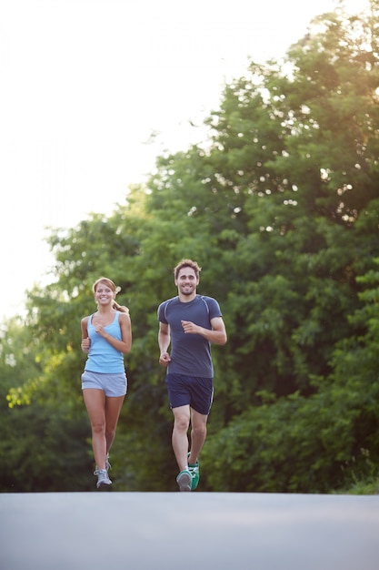 Pareja corriendo al aire libre