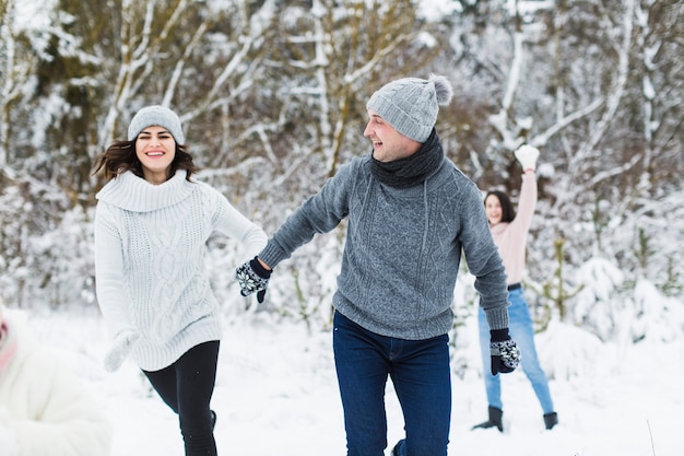 Pareja corriendo en el bosque