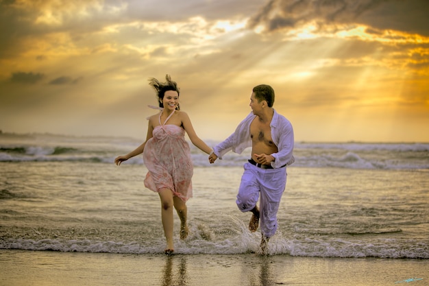 Pareja corriendo en la playa