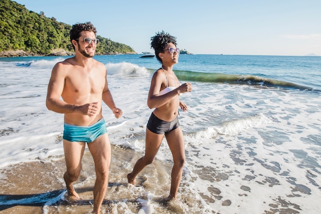 Pareja corriendo en la playa