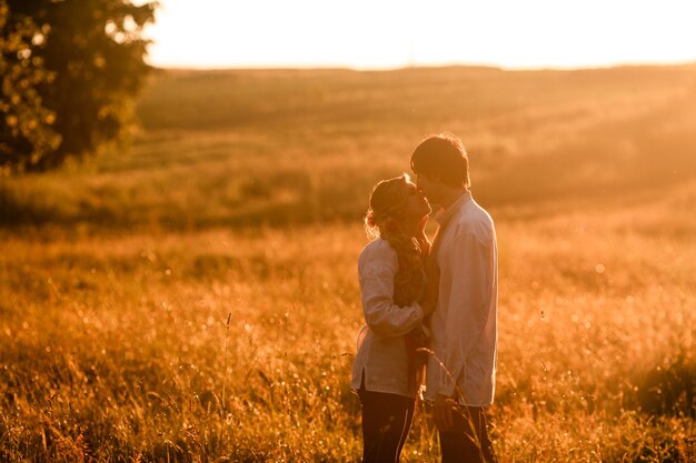 Pareja corriendo hacia la puesta de sol