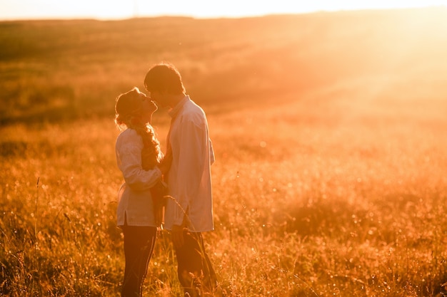 Pareja corriendo hacia la puesta de sol