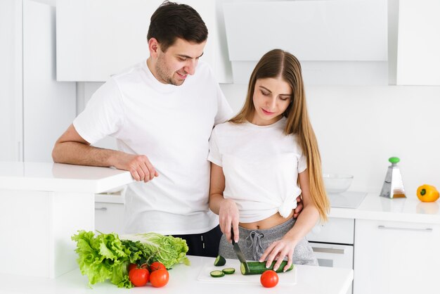 Foto gratuita pareja cortando verduras