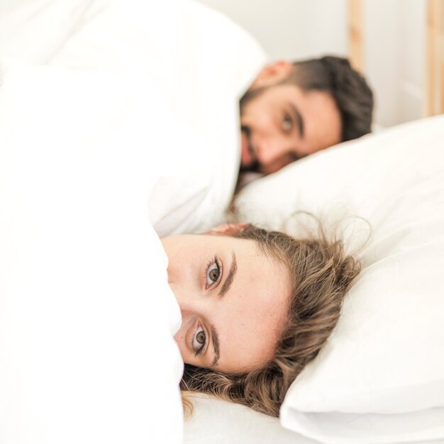 Pareja, cubierto, en, manta, acostado, en cama