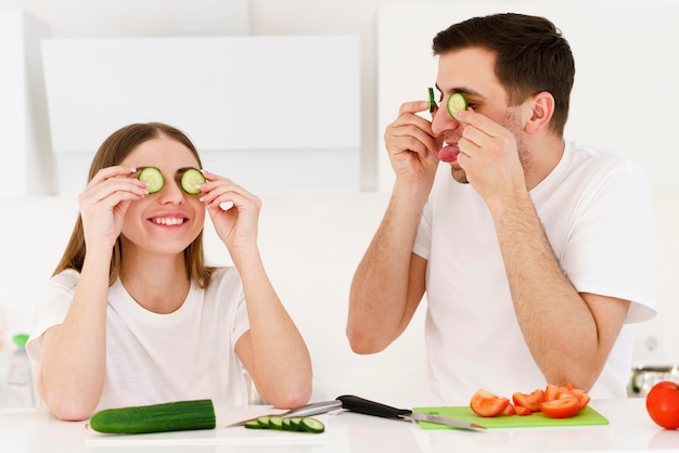 Pareja con cucumberg slieces en los ojos