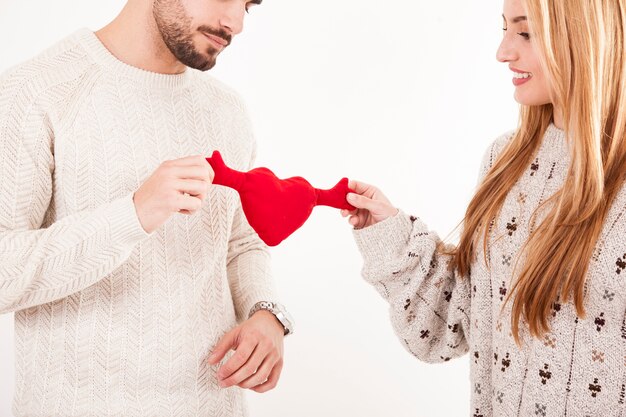 Pareja de cultivo con corazón de juguete