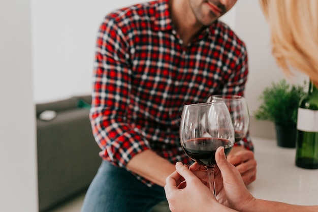 Foto gratuita pareja de cultivos bebiendo en la mesa