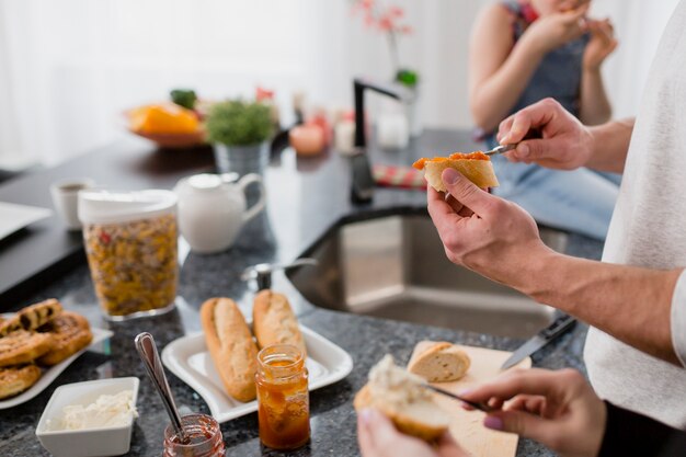 Pareja de cultivos haciendo sándwiches