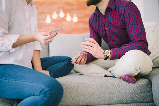 Pareja de cultivos jugando a las cartas