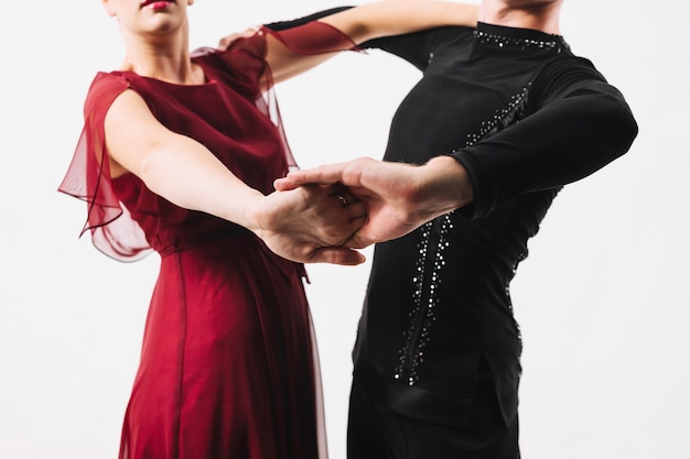 Foto gratuita pareja de cultivos en trajes de baile