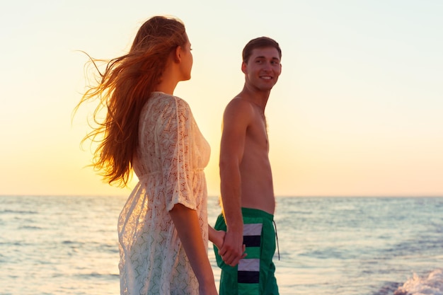 Pareja dando un paseo por la playa