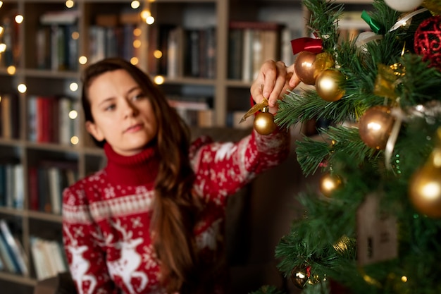 Pareja dándose regalos de Navidad