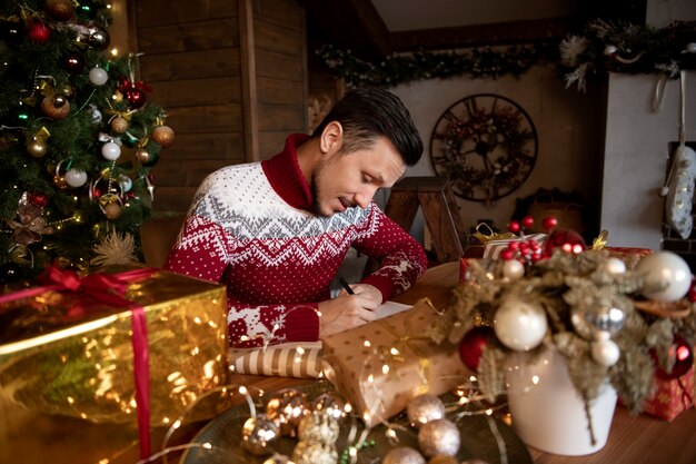 Pareja dándose regalos de Navidad