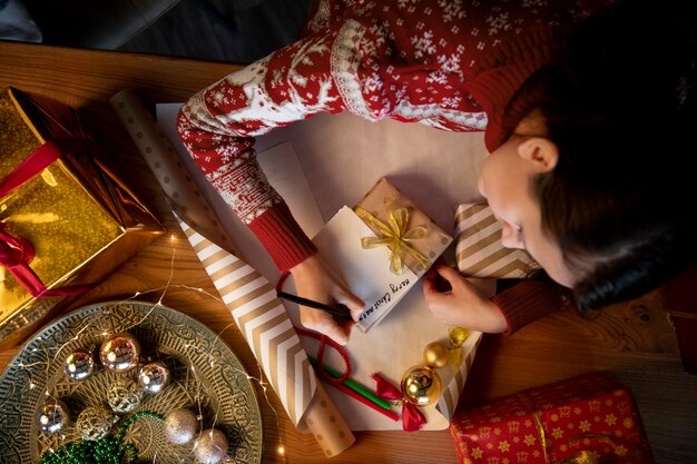 Pareja dándose regalos de Navidad