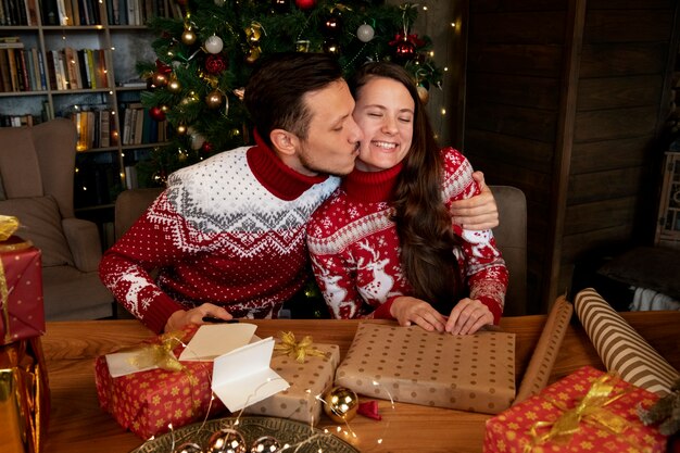 Pareja dándose regalos de Navidad