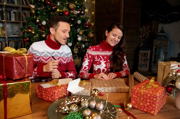 Pareja dándose regalos de Navidad