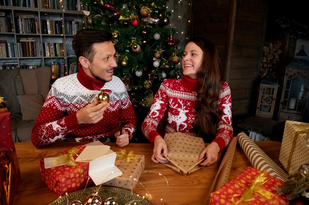 Pareja dándose regalos de Navidad